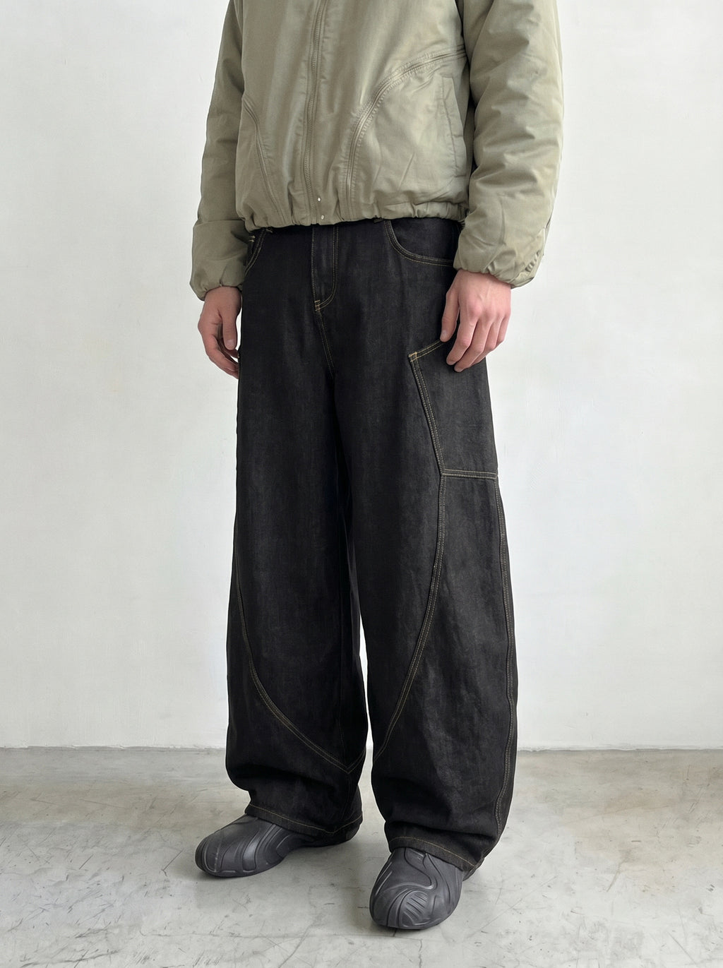 arc seam barrel jean