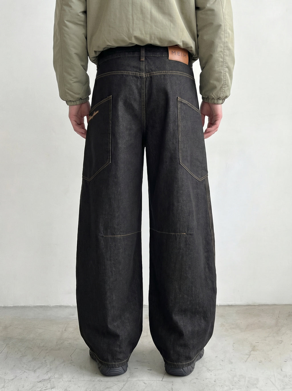 arc seam barrel jean