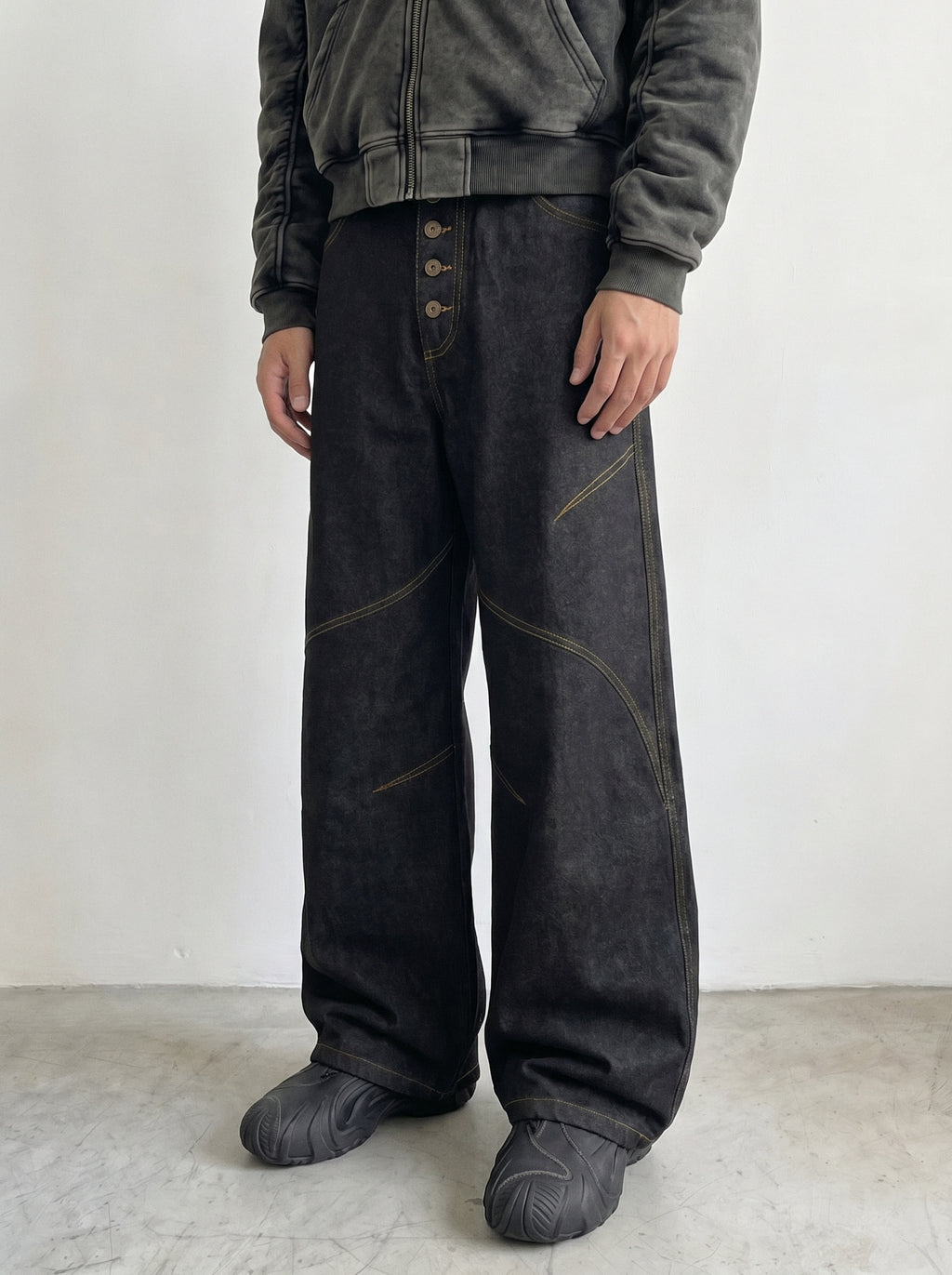 5-button fly curve stitch jean