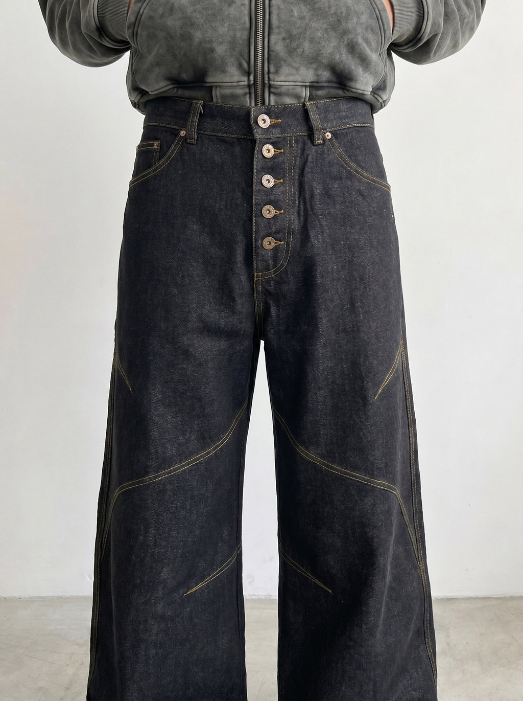 5-button fly curve stitch jean