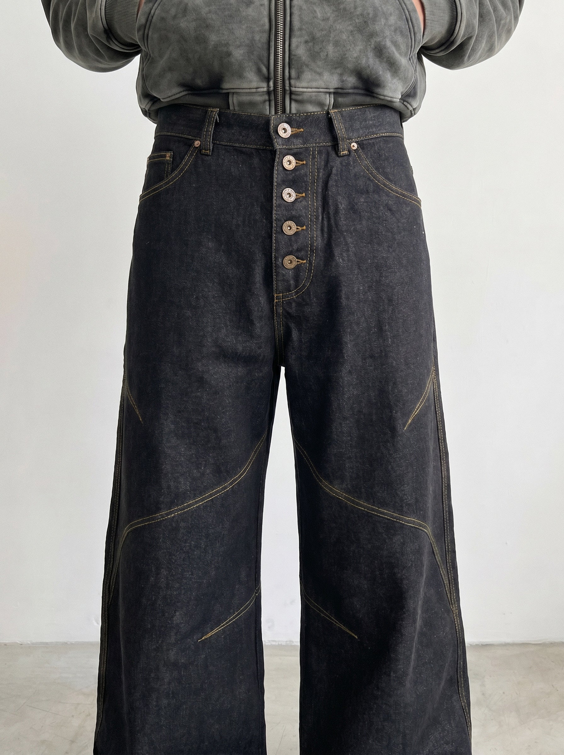 5-button fly curve stitch jean